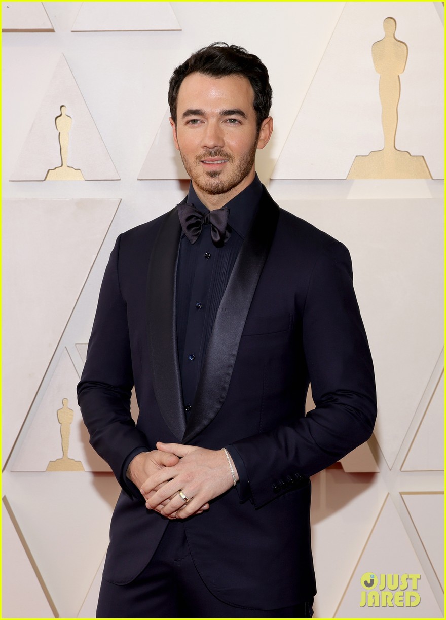 kevin jonas attends the oscars after new reality show announcement 01