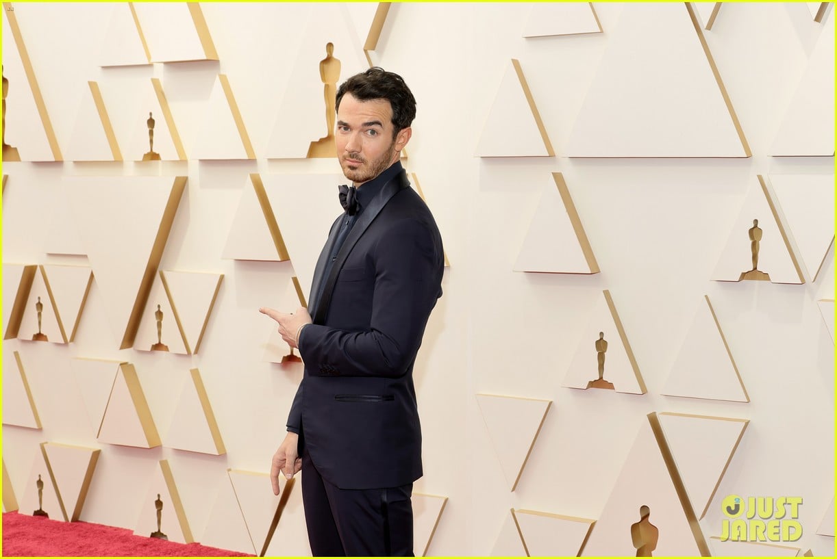 kevin jonas attends the oscars after new reality show announcement 04