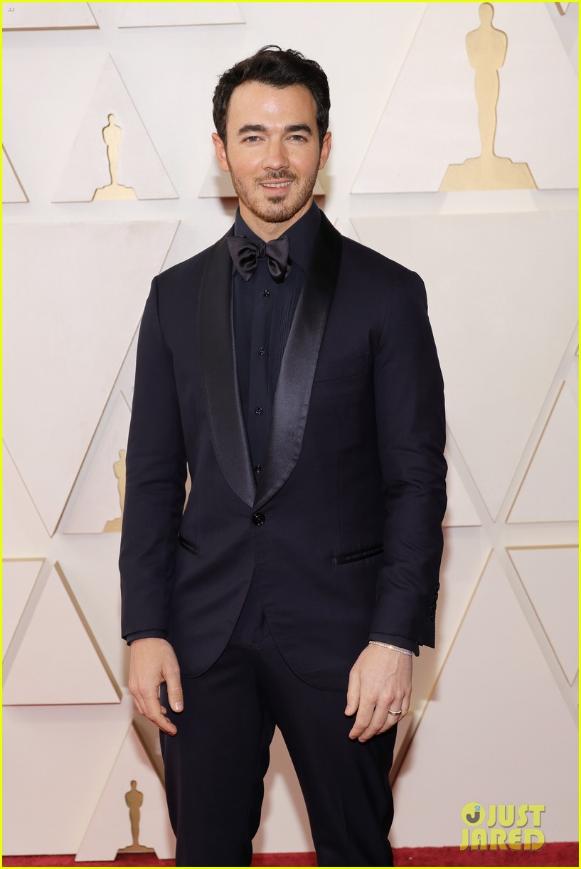 kevin jonas attends the oscars after new reality show announcement 08