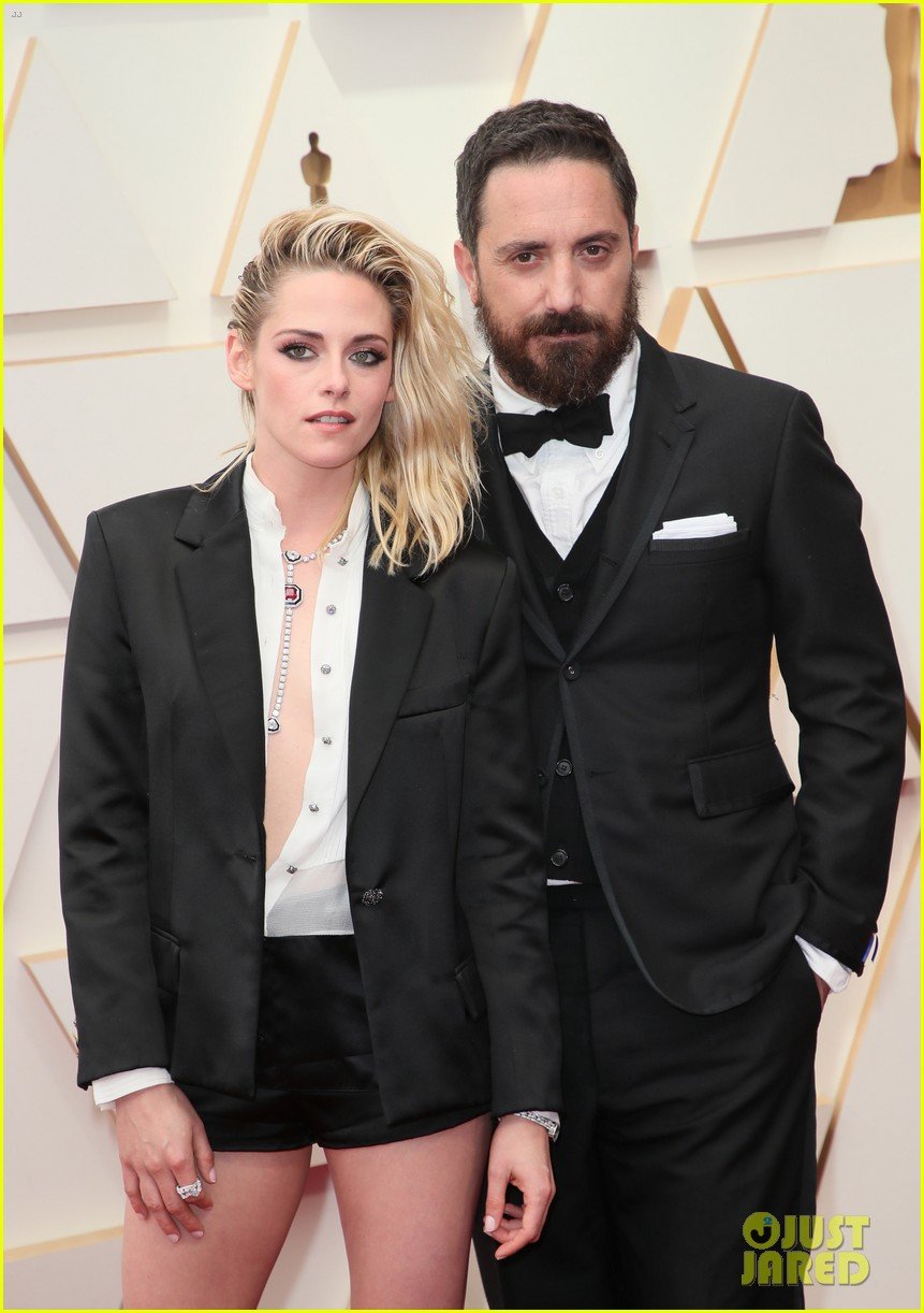Kristen Stewart & Fiancée Dylan Meyer Share a Kiss at Oscars 2022