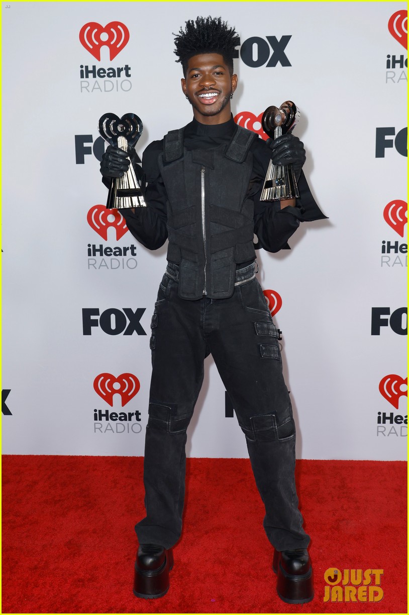 lil nas x the kid laroi pick up wins at iheartradio music awards 03
