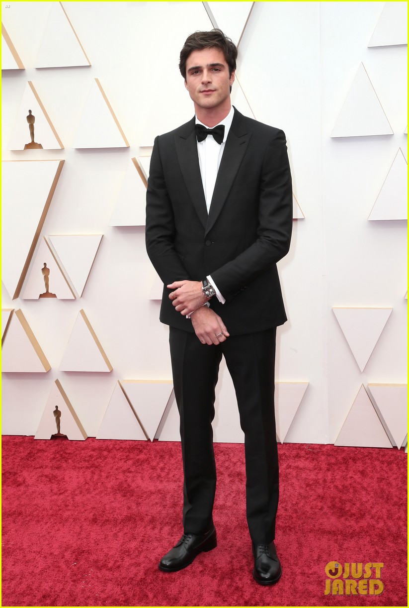Shawn Mendes & Jacob Elordi Keep It Classic at the Oscars 2022 | Photo ...