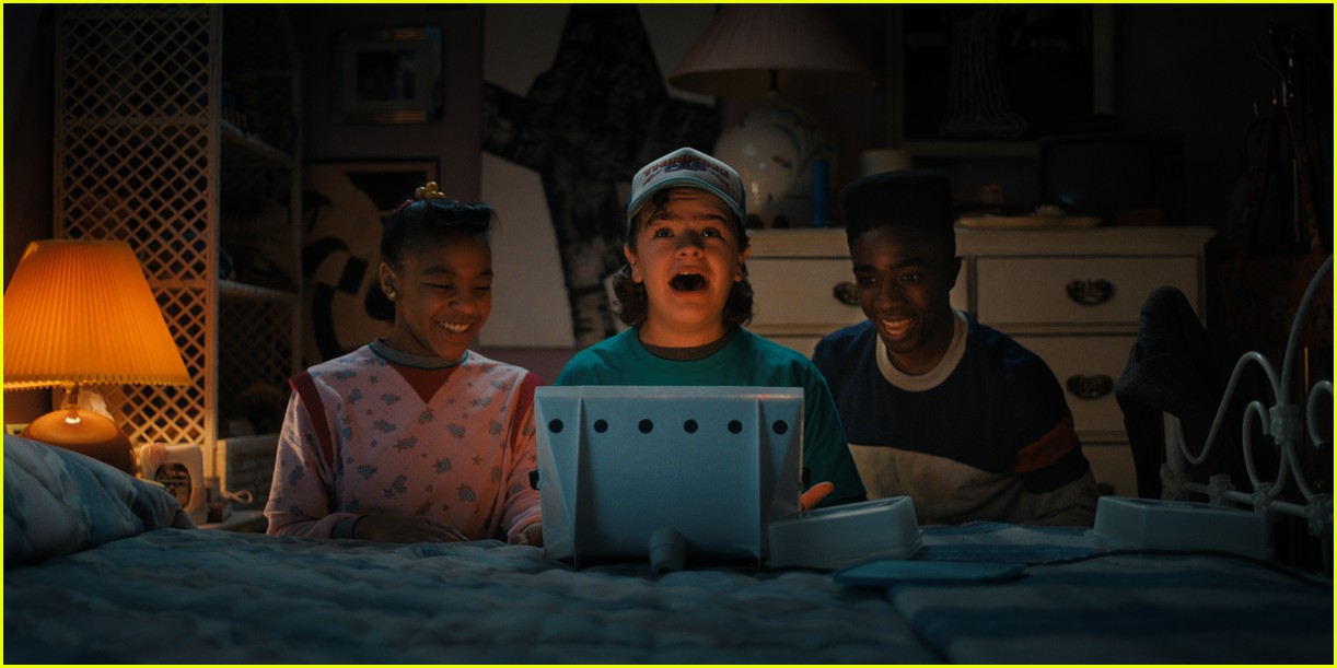 millie bobby brown finn wolfhard more star in stranger things first look photos 02