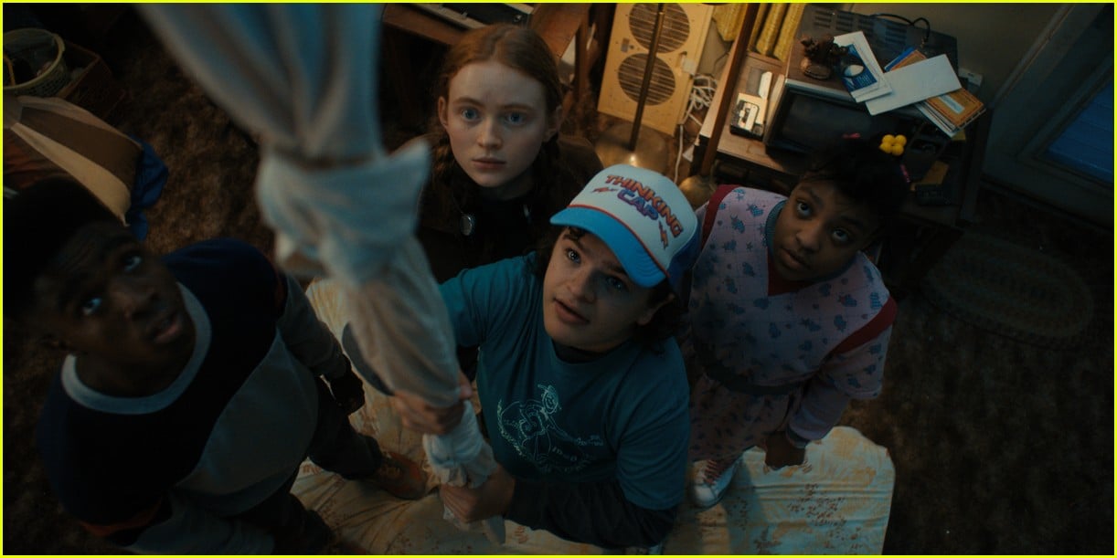 millie bobby brown finn wolfhard more star in stranger things first look photos 08