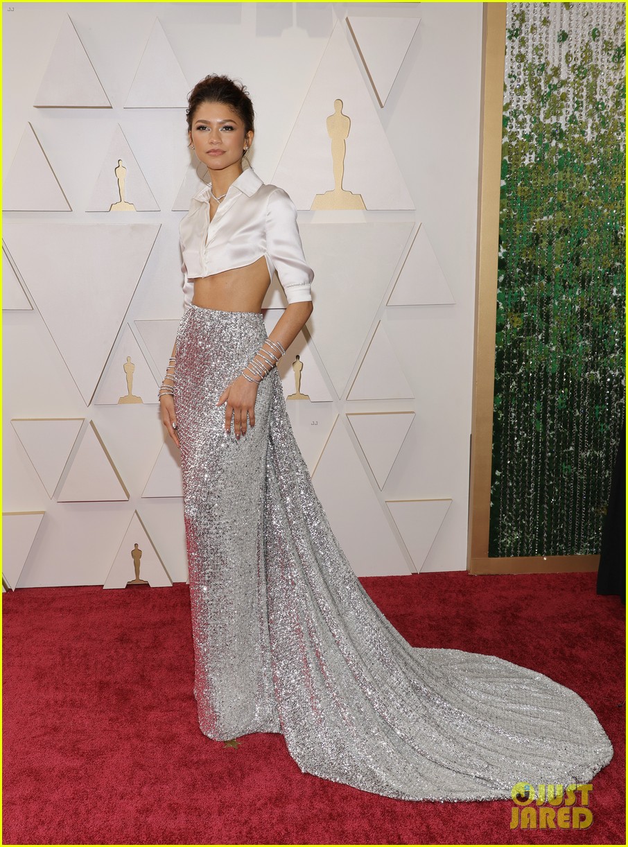 Full Sized Photo of zendaya shines while arriving for the oscars 2022