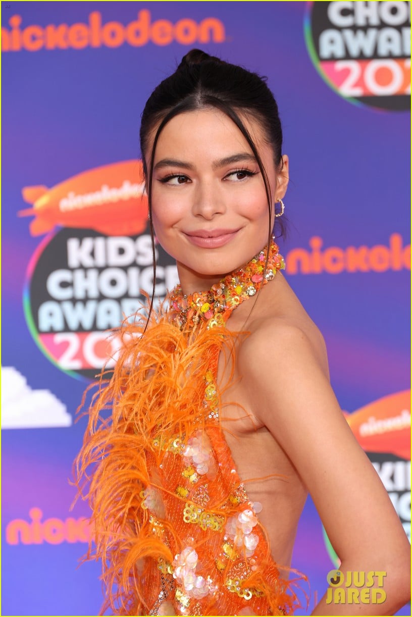 KCAs 2022 Hosts, Miranda Cosgrove & Rob Gronkowski, Walk Orange Carpet