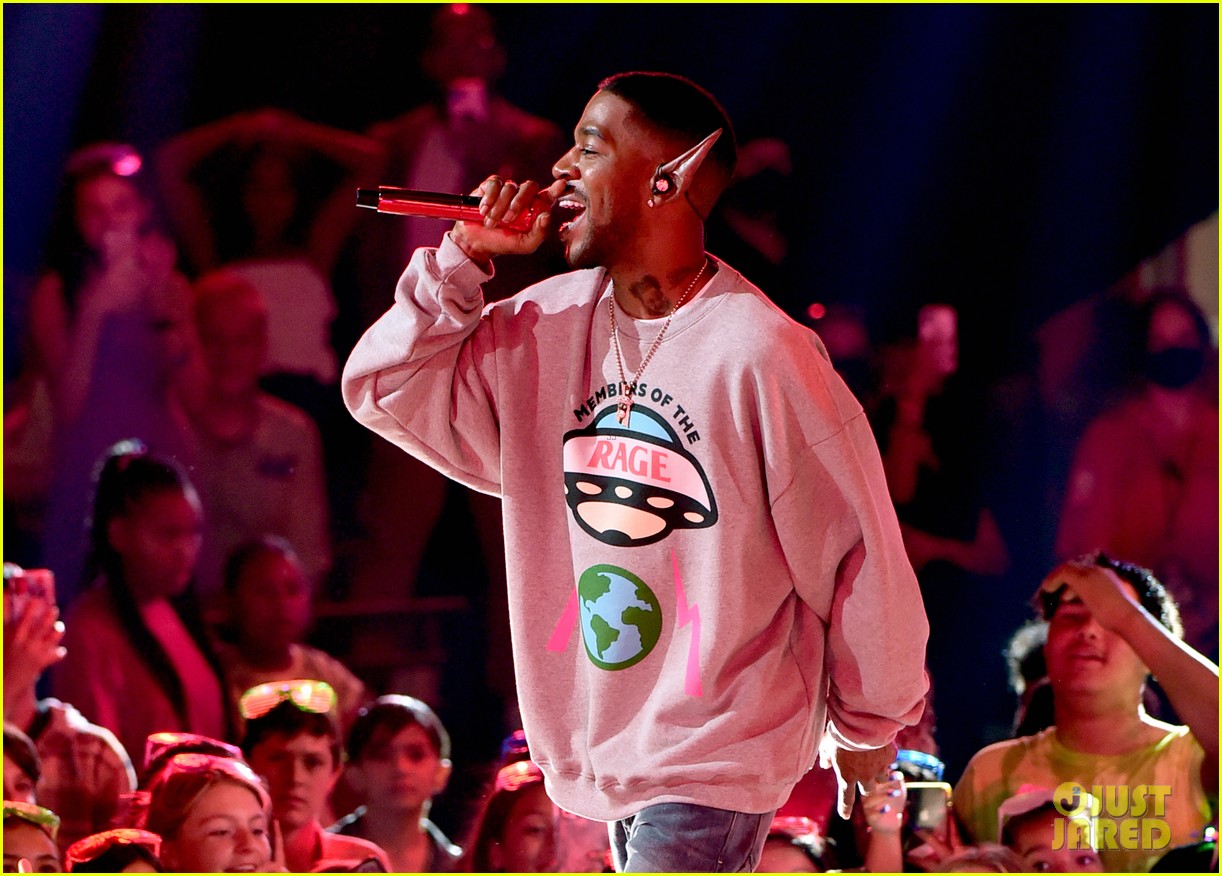 Kid Cudi Wears Pointy Ears for Kids' Choice Awards Performance Photo 1344699 Photo Gallery