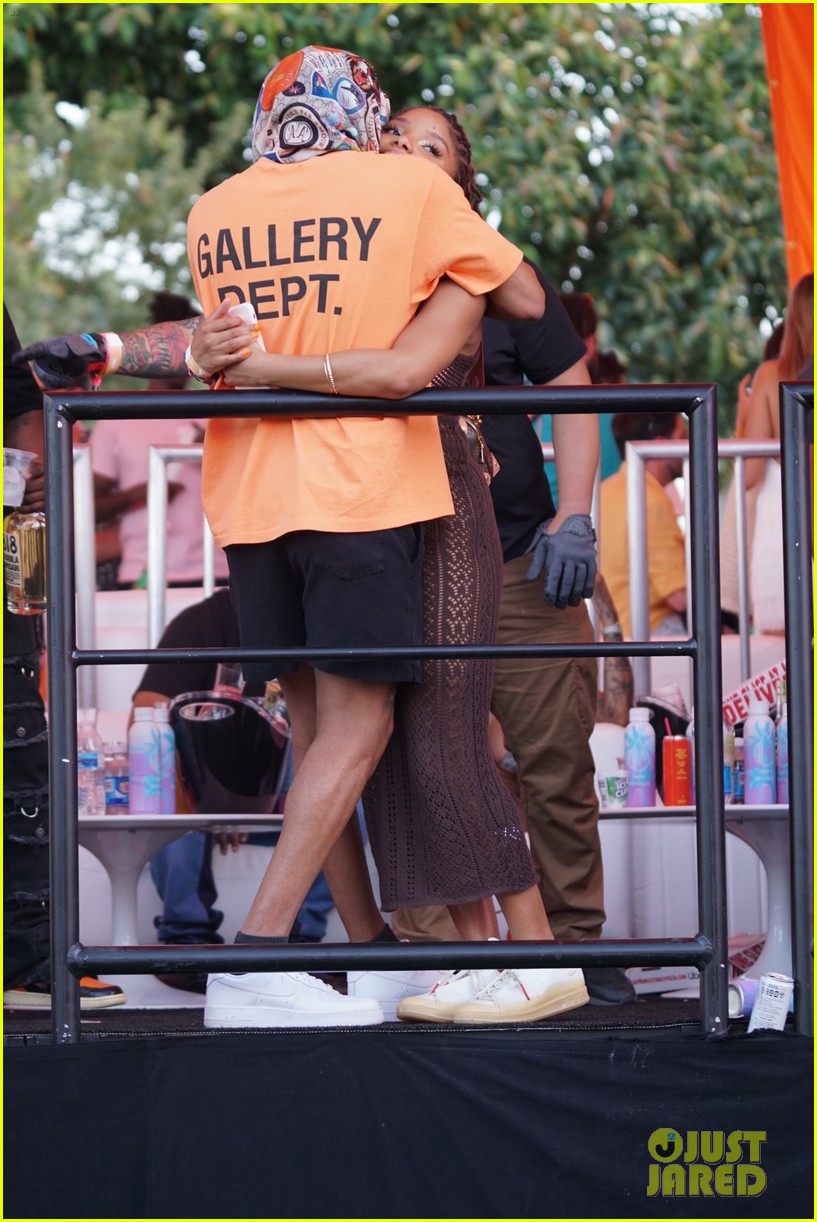 Full Sized Photo of halle bailey ddg pda coachella party chloe bailey