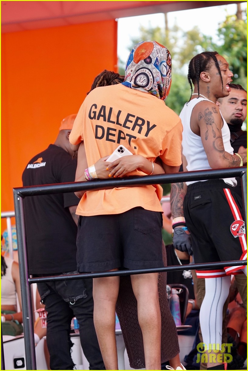 Full Sized Photo of halle bailey ddg pda coachella party chloe bailey ...