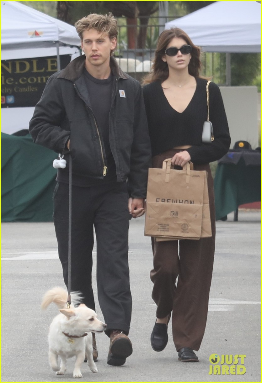 Austin Butler & Girlfriend Kaia Gerber Keep Close While at the Farmer's