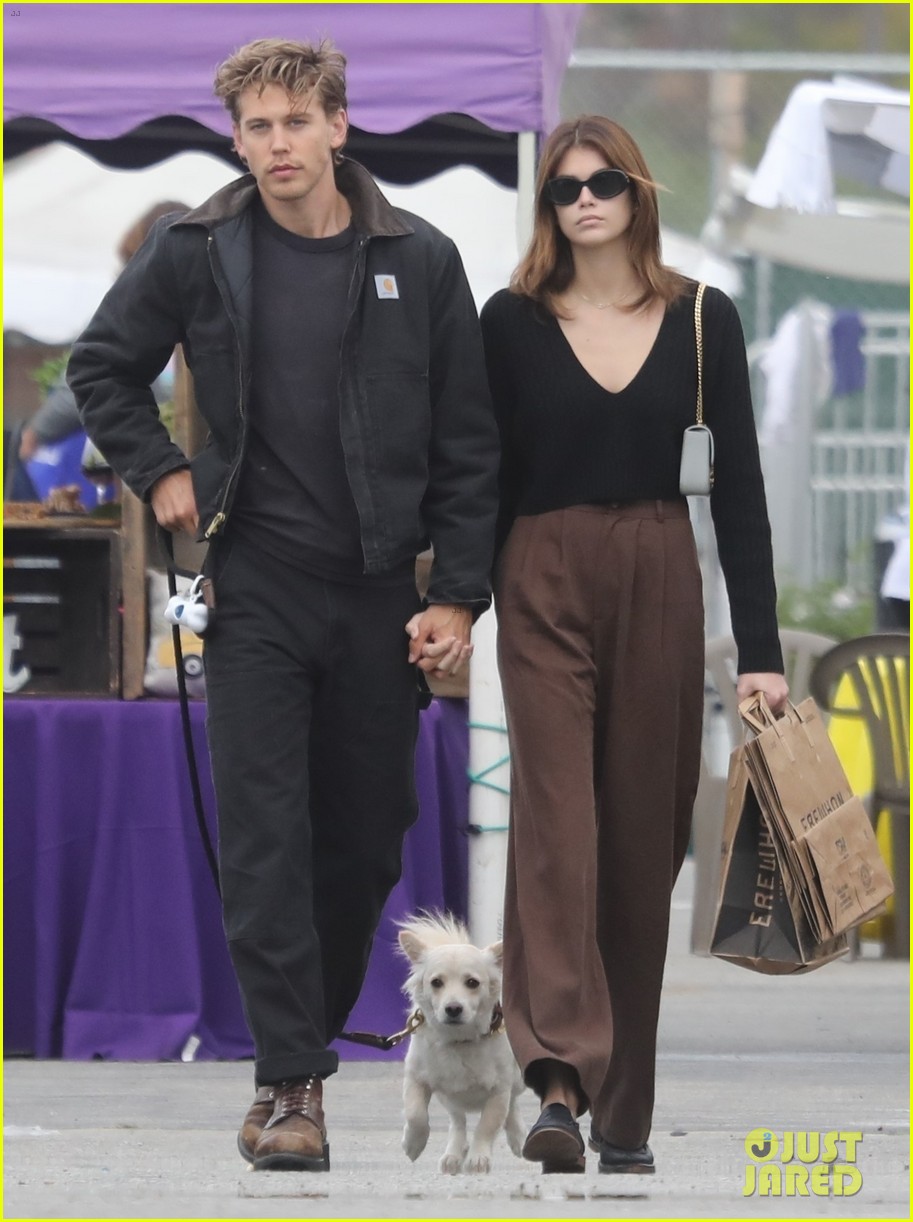 Austin Butler & Girlfriend Kaia Gerber Keep Close While at the Farmer's ...