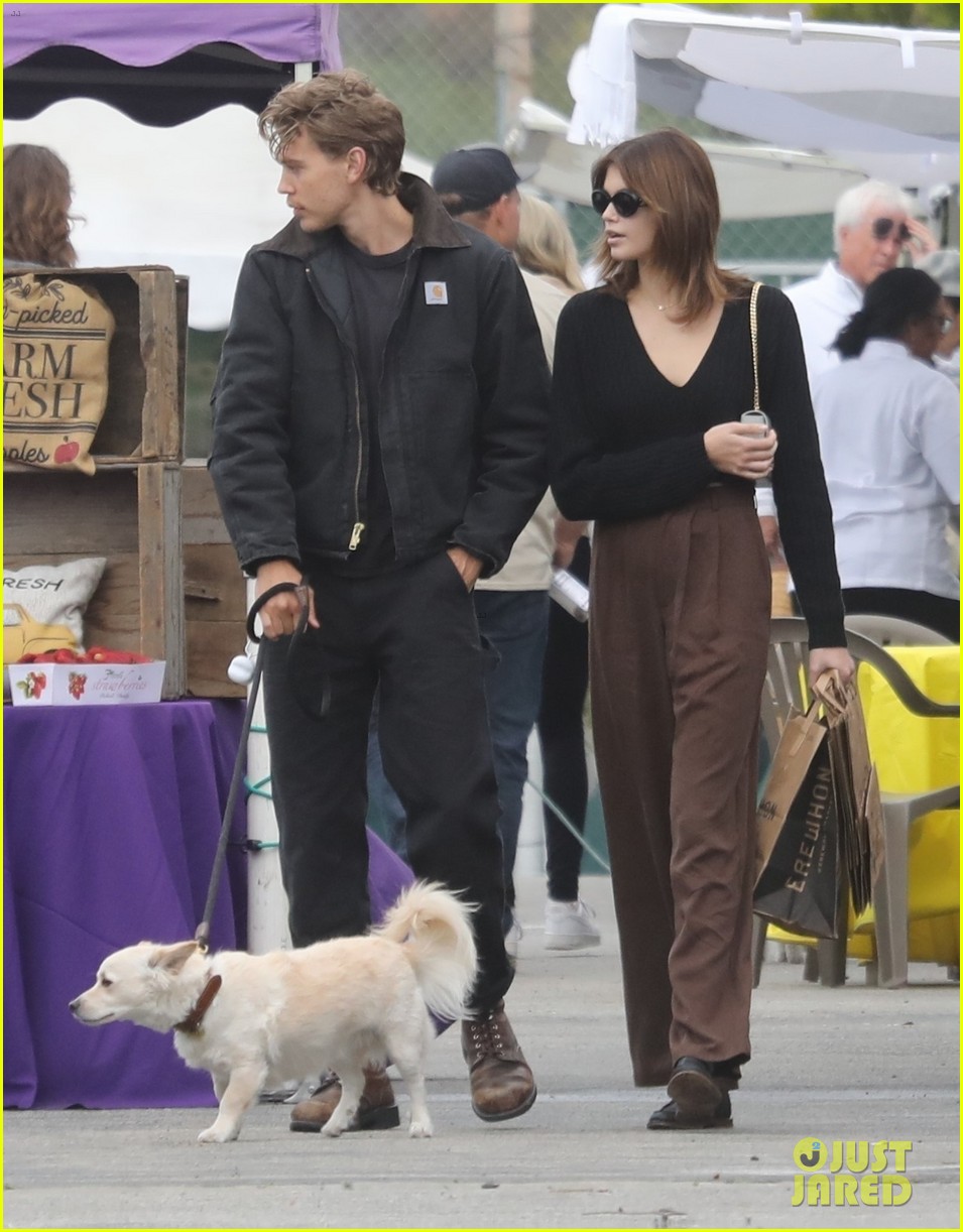 Austin Butler & Girlfriend Kaia Gerber Keep Close While at the Farmer's