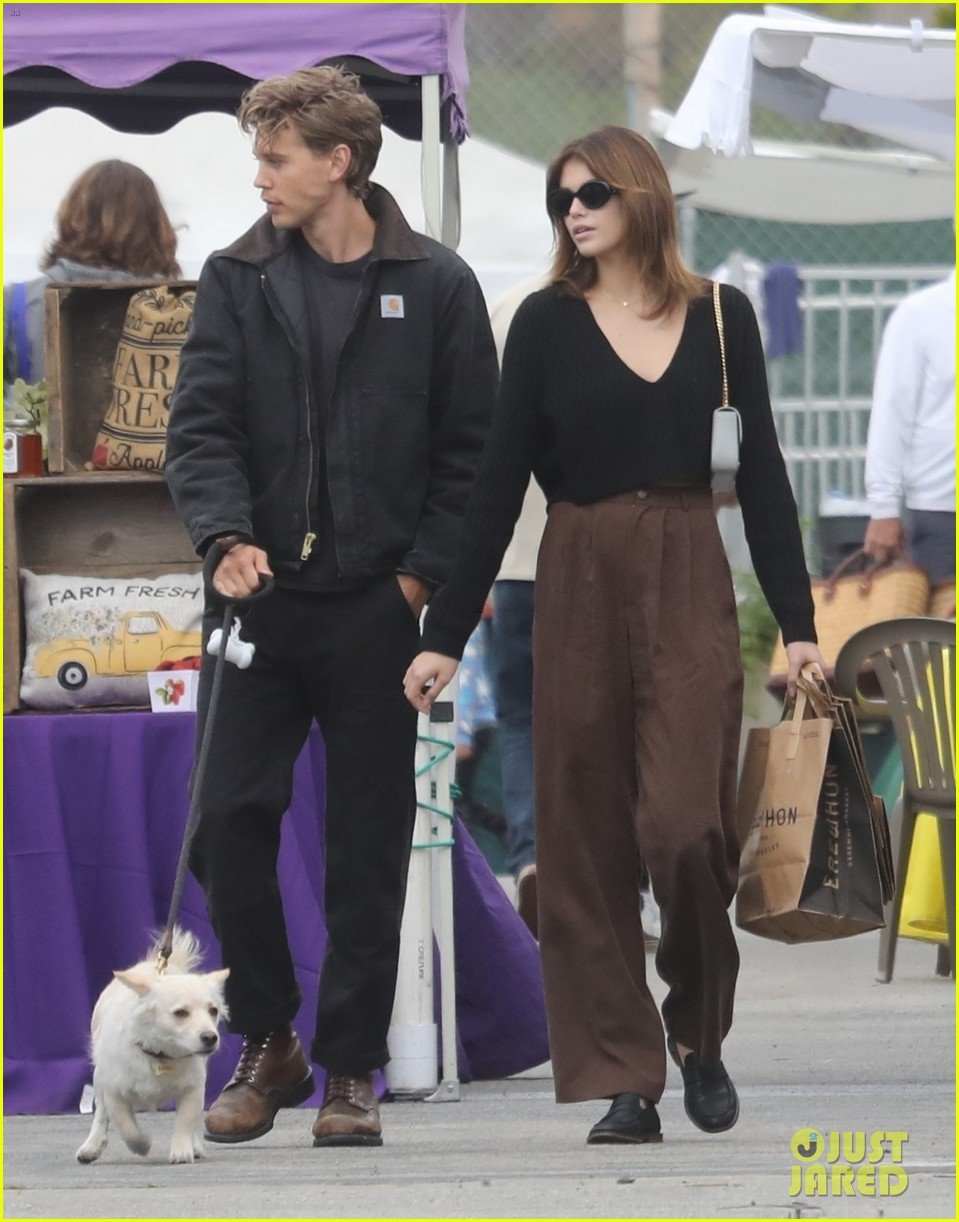Austin Butler And Girlfriend Kaia Gerber Keep Close While At The Farmers Market Photo 1343922