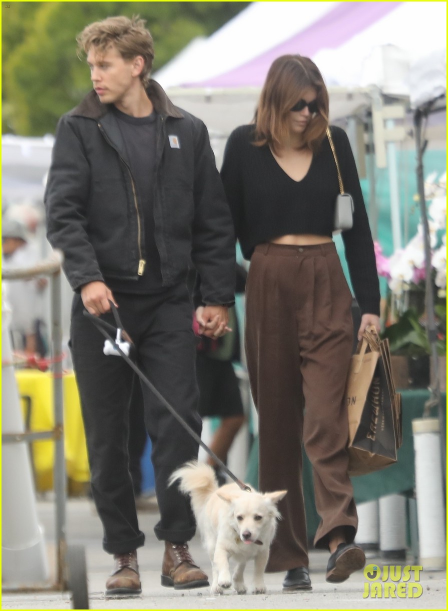 Austin Butler & Girlfriend Kaia Gerber Keep Close While at the Farmer's ...