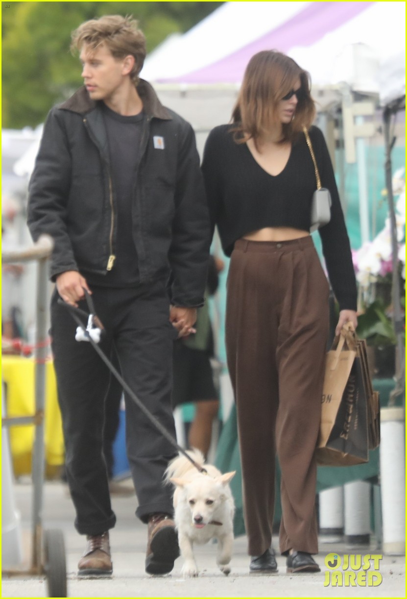 Austin Butler & Girlfriend Kaia Gerber Keep Close While at the Farmer's ...