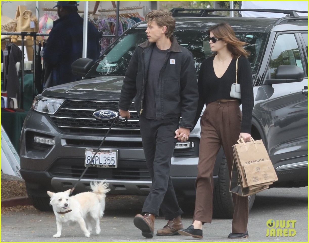 Austin Butler & Girlfriend Kaia Gerber Keep Close While at the Farmer's