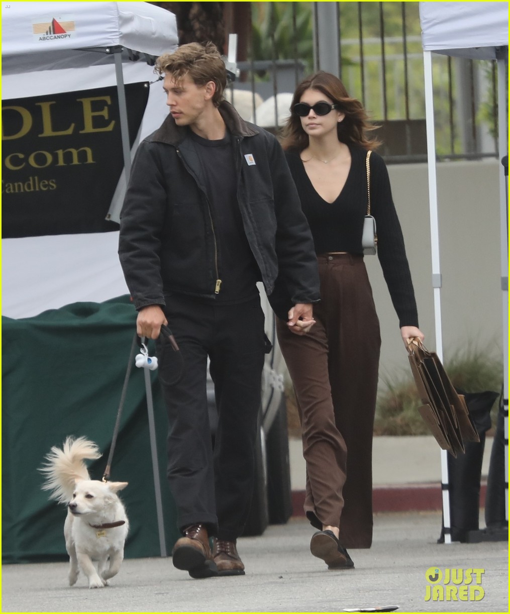 Austin Butler & Girlfriend Kaia Gerber Keep Close While at the Farmer's ...