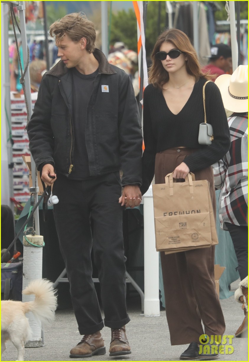 Austin Butler And Girlfriend Kaia Gerber Keep Close While At The Farmers Market Photo 1343959