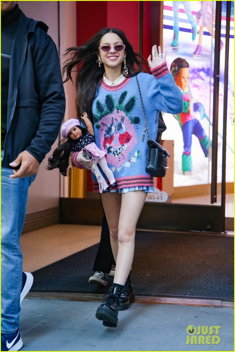 Full Sized Photo of olivia rodrigo visits american girl doll store 06