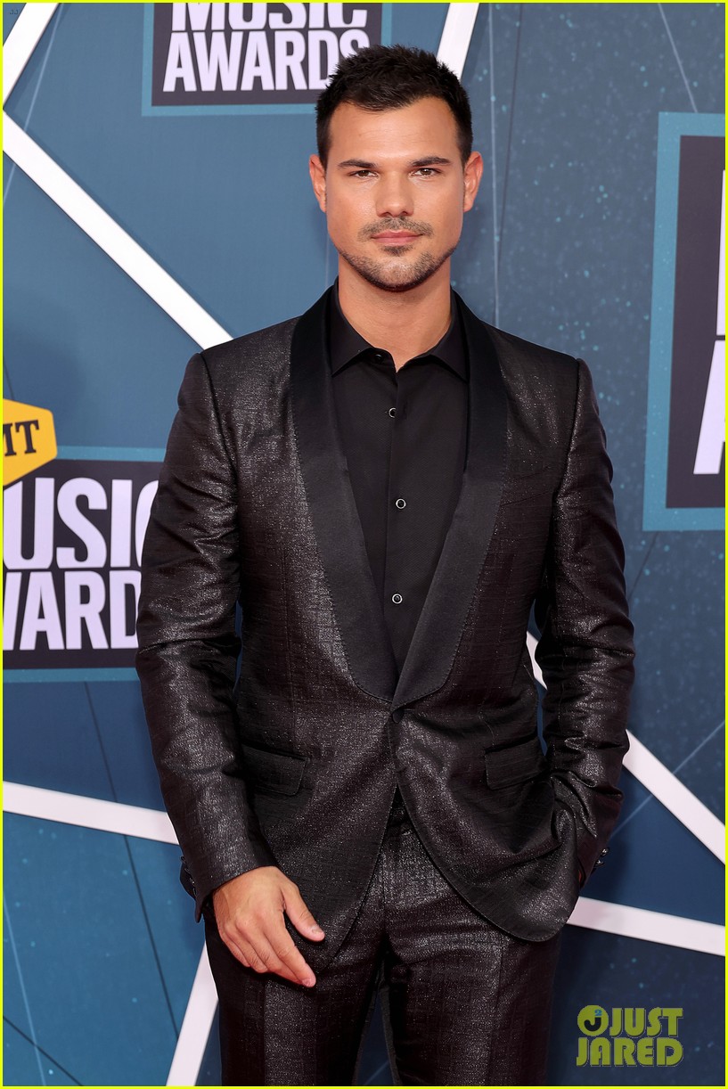 taylor lautner had a blast at cmt music awards with fiancee tay dome 04