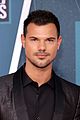 taylor lautner had a blast at cmt music awards with fiancee tay dome 17