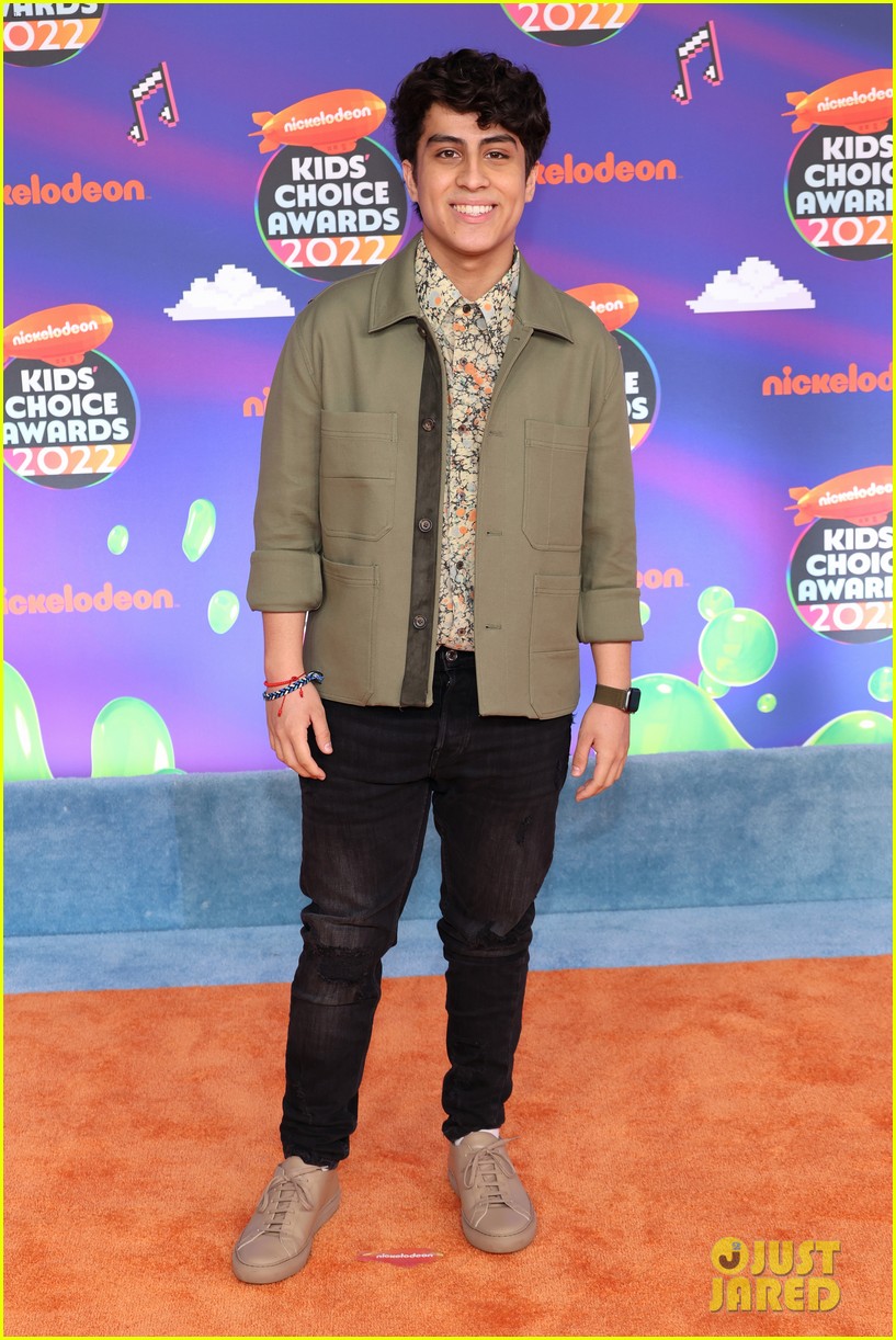 the cast of warped step out for kids choice awards after crossover sneak peek 02