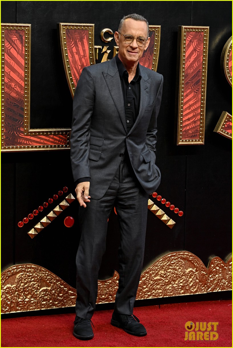 austin butler tom hanks chat it up at elvis uk premiere 17