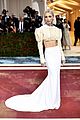 emma chamberlain looks super happy to be at the met gala 2022 05