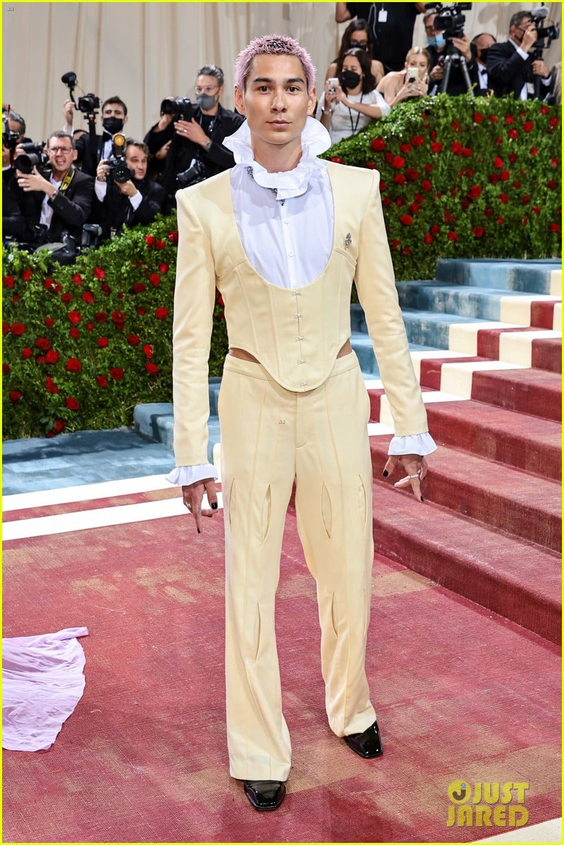 'Gossip Girl' Stars Thomas Doherty & Evan Mock Suit Up For Met Gala ...