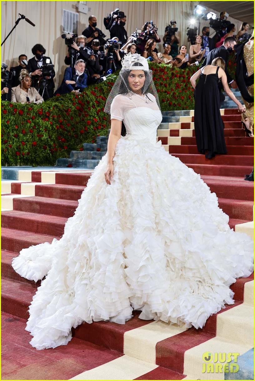 Kendall & Kylie Jenner Wear Contrasting Looks to the Met Gala 2022 ...