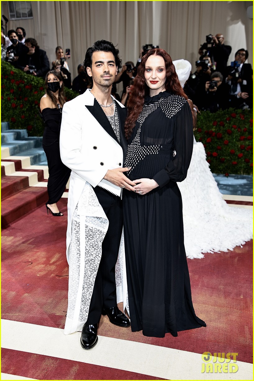 Joe Jonas & Sophie Turner Cradle Baby Bump No 2 at Met Gala 2022 (PHOTOS):  Photo 1346050, 2022 Met Gala, Expecting, Joe Jonas, Met Gala, Pregnant,  Pregnant Celebrities, Sophie Turner Pictures