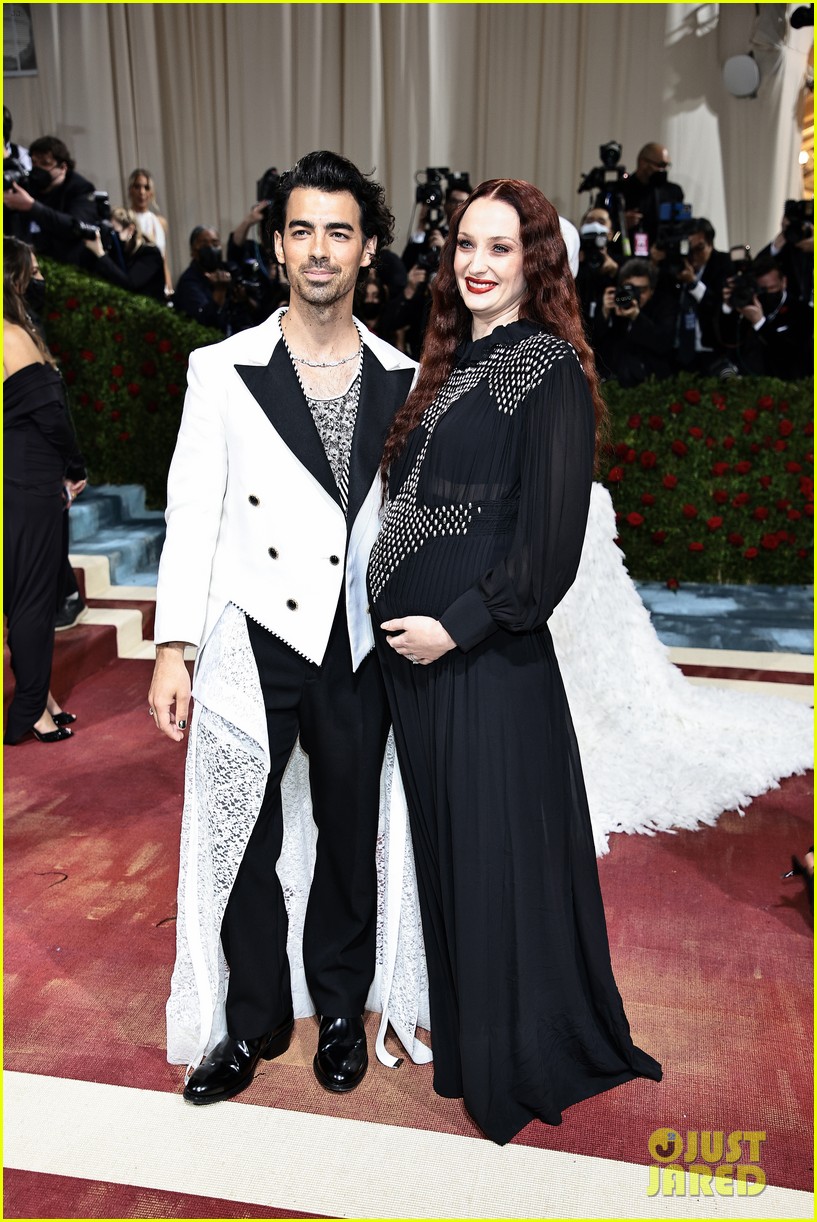 Joe Jonas & Sophie Turner Cradle Baby Bump No 2 at Met Gala 2022 (PHOTOS):  Photo 1346050, 2022 Met Gala, Expecting, Joe Jonas, Met Gala, Pregnant,  Pregnant Celebrities, Sophie Turner Pictures