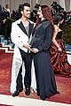 joe jonas sophie turner cradle baby bump no 2 at met gala 2022 09
