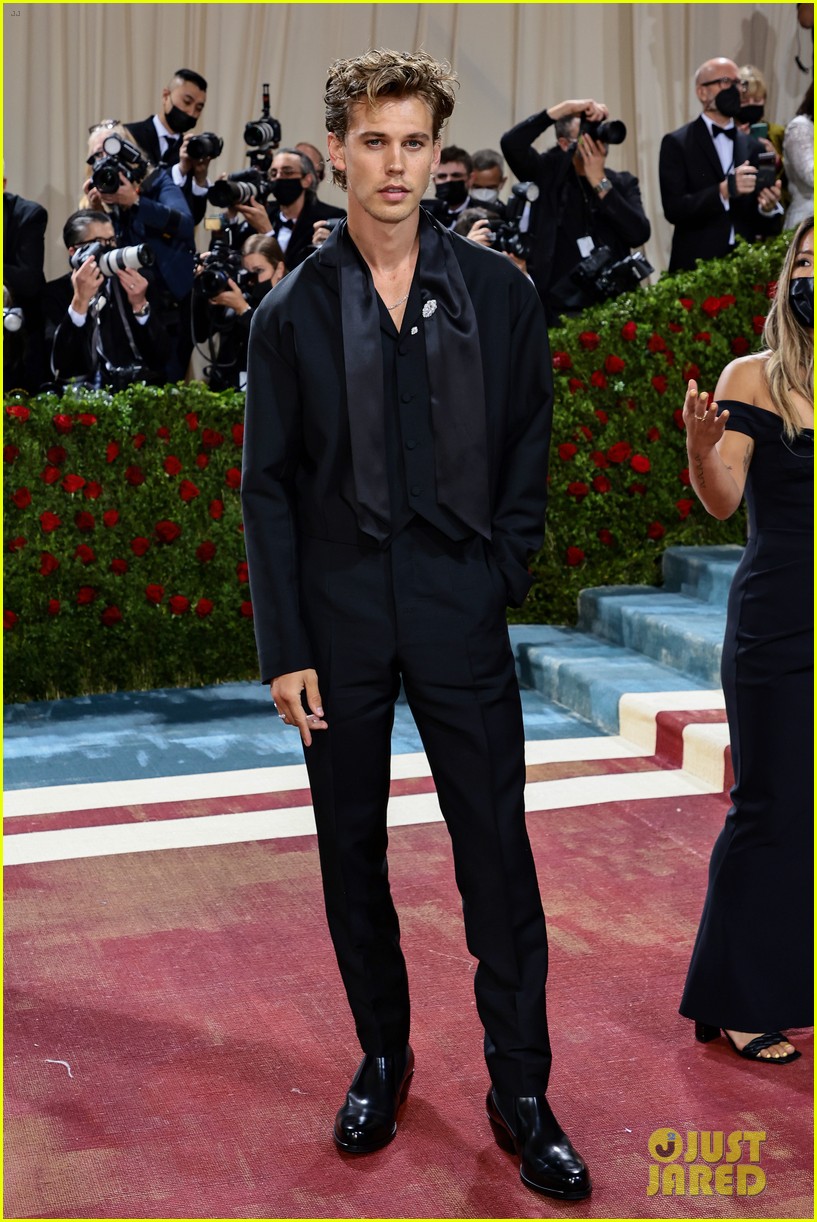 Kaia Gerber & Austin Butler Make Red Carpet Debut as a Couple at Met ...