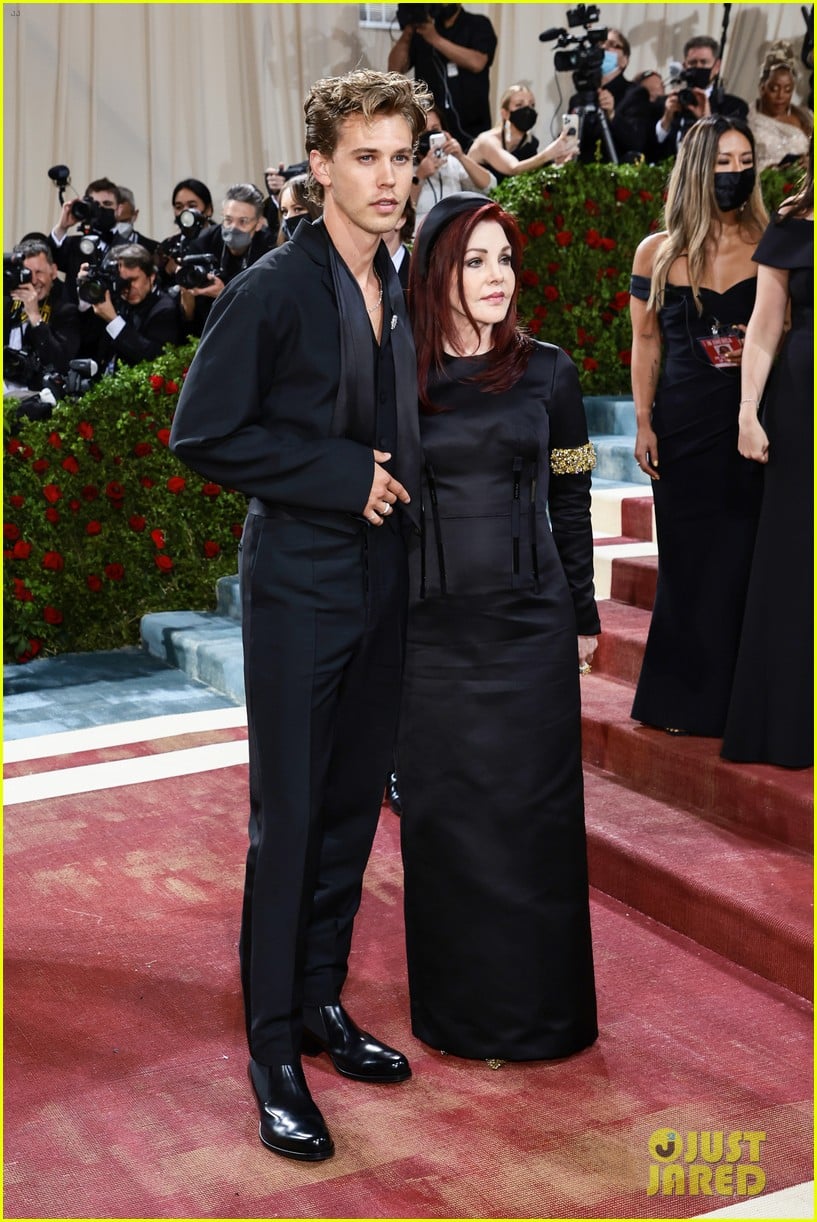 Kaia Gerber & Austin Butler Make Red Carpet Debut as a Couple at Met ...