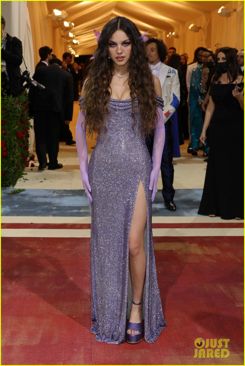 olivia rodrigo wears custom butterfly headpieces at met gala 2022 01