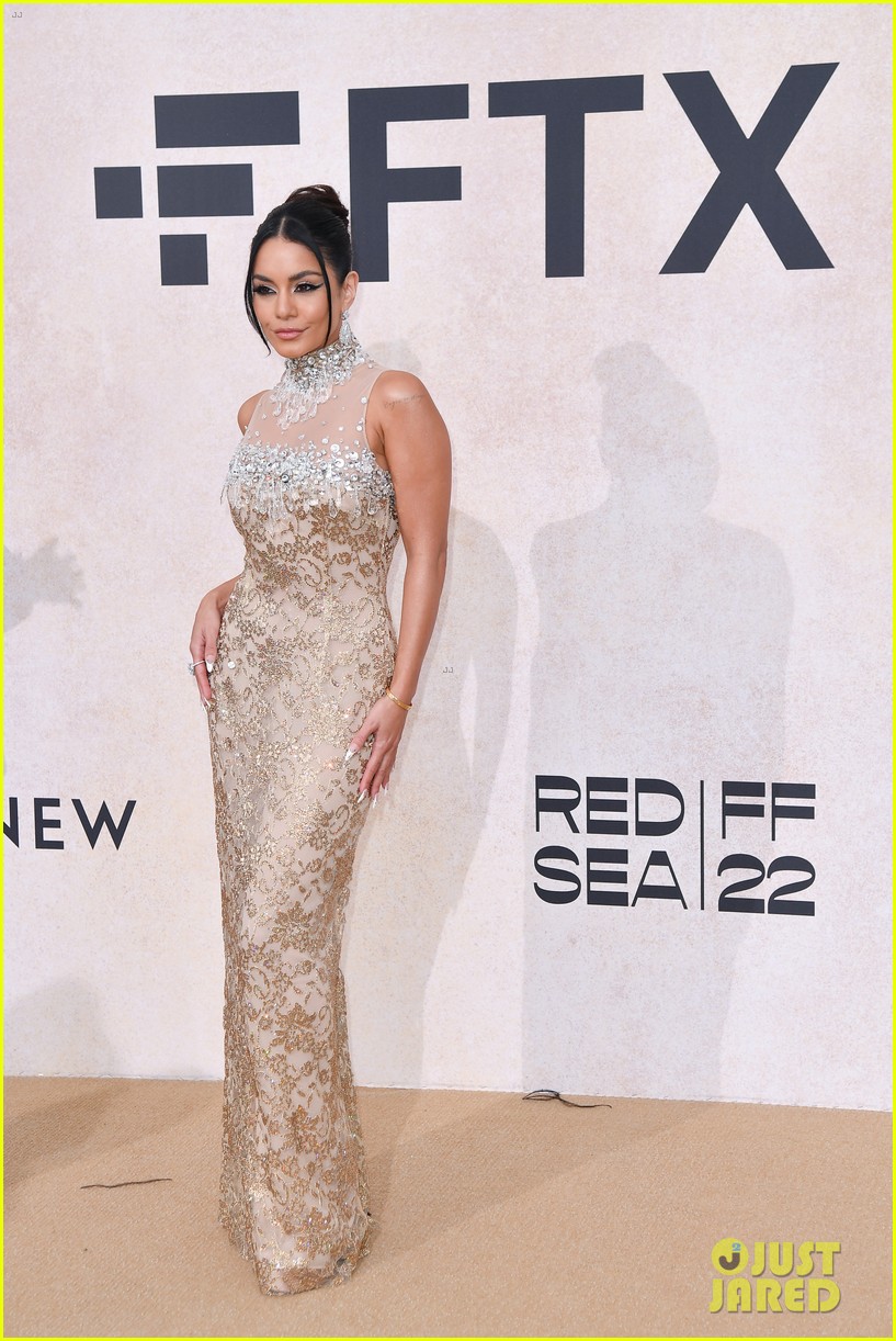 Sabrina Carpenter, Charli D'Amelio & Nina Dobrev Step Out For amfAR