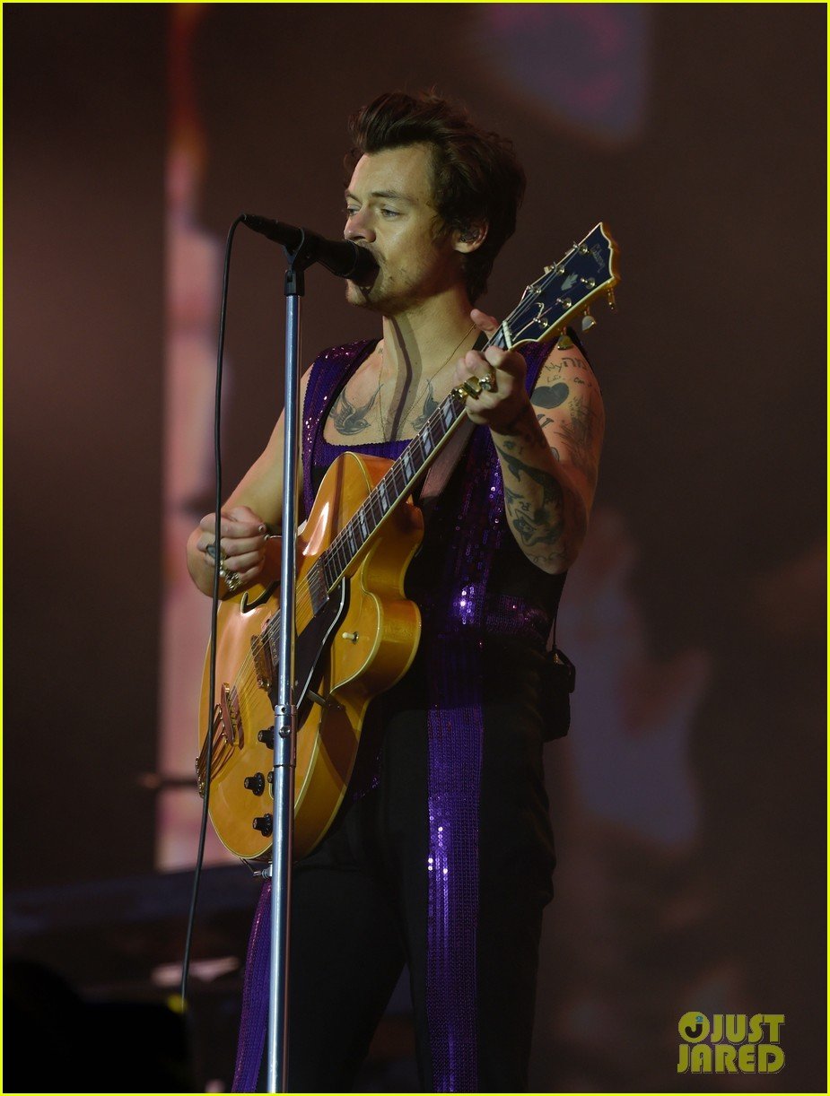 harry styles dazzles purple jumpsuit performing radio 1 big weekend 08