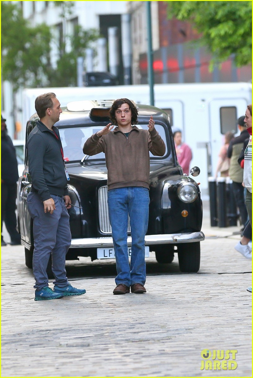 Tom Holland Hits the Streets of NYC to Film 'The Crowded Room' Photo