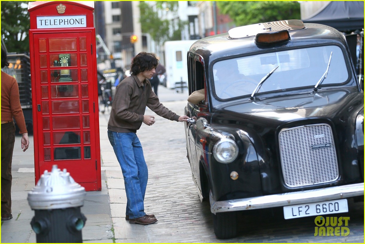 Full Sized Photo of tom holland looks distressed filming the crowded
