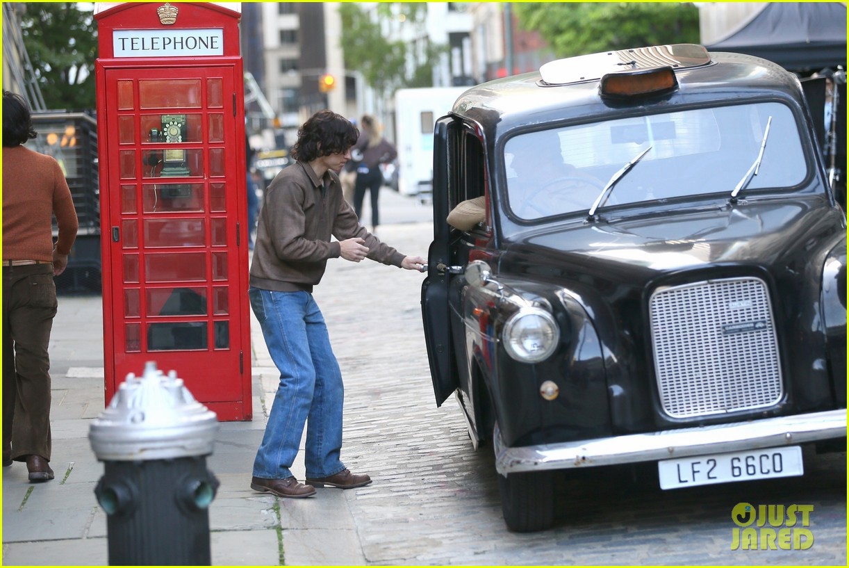 Tom Holland Hits the Streets of NYC to Film 'The Crowded Room' Photo