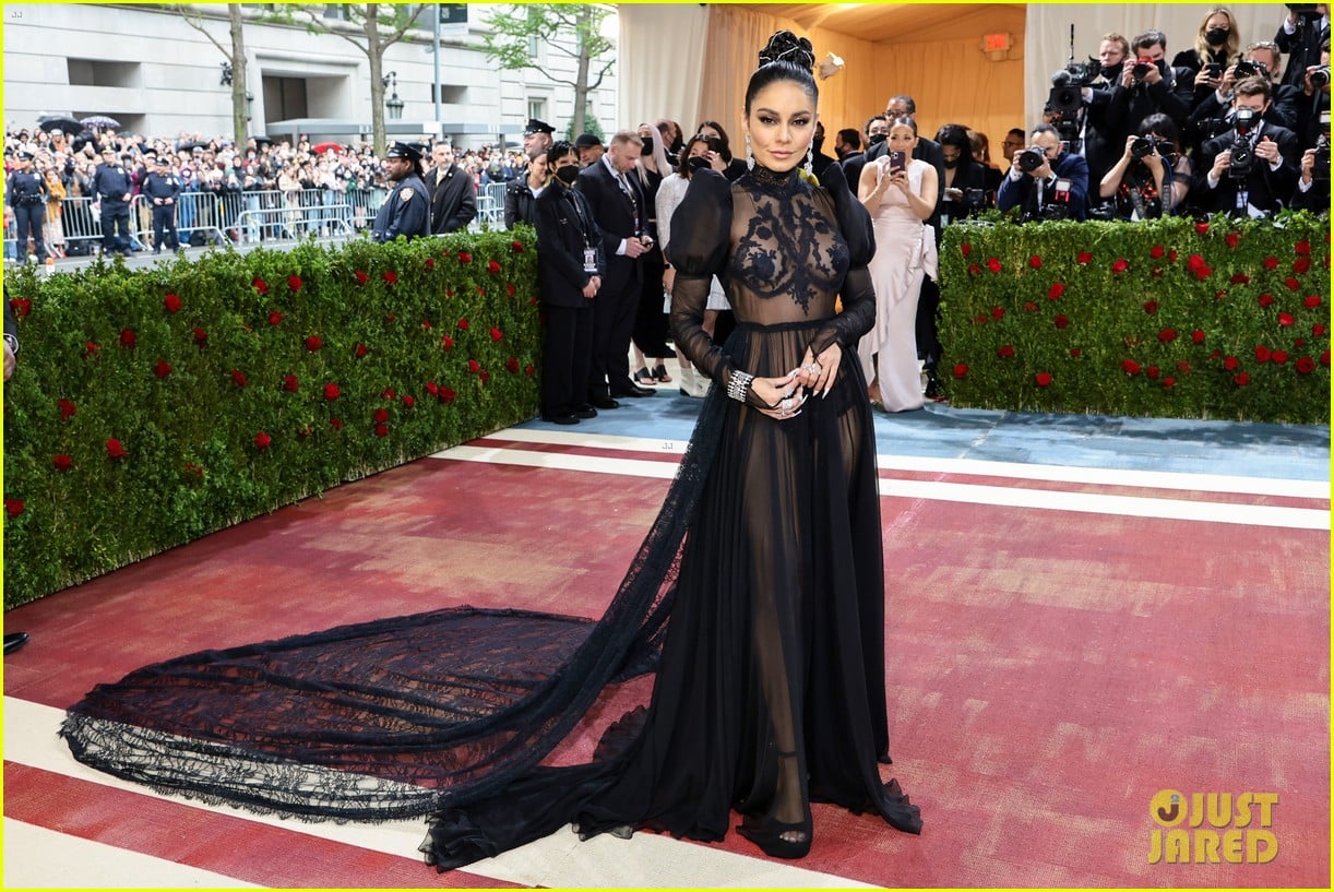 Vanessa Hudgens Is One Of The First To Hit The Met Gala 2022 Red Carpet ...