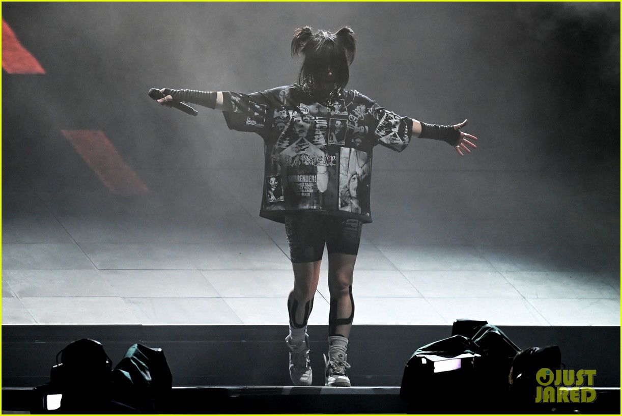 Full Sized Photo of billie eilish performs glastonbury 2022 06 Billie