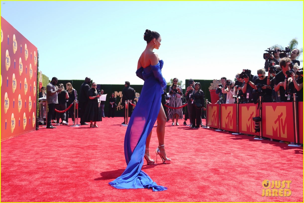 vanessa hudgens blue dress wind hits right mtv awards 13