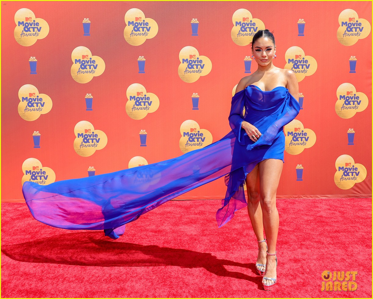 Vanessa Hudgens Stuns In Bold Blue Ahead of Hosting MTV Movie & TV(02)
