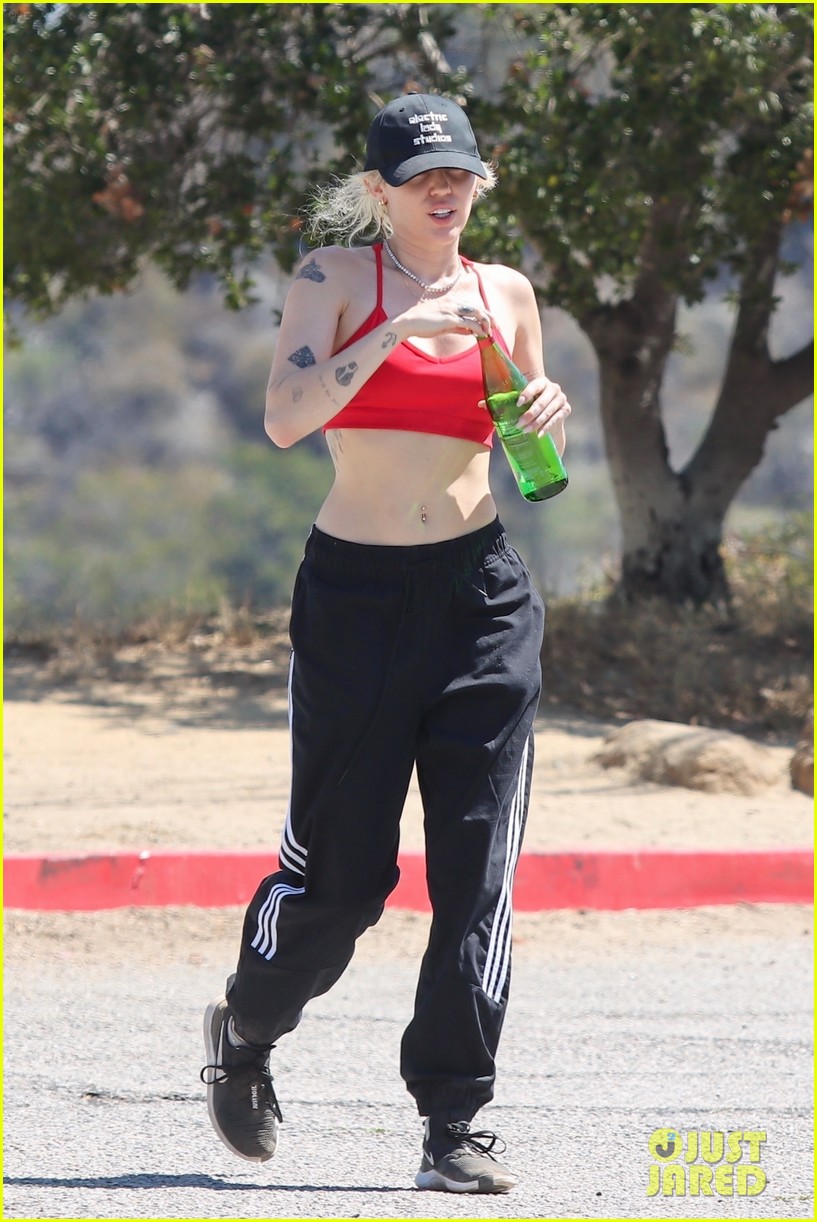 miley cyrus workout hike 01