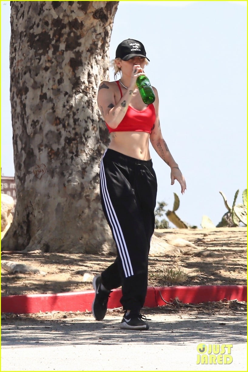 miley cyrus workout hike 03