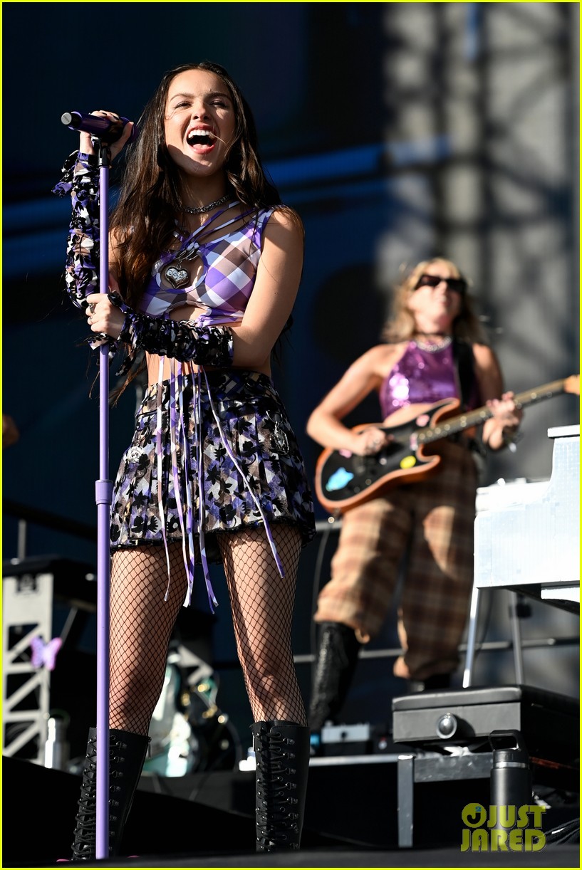 Full Sized Photo of olivia rodrigo glastonbury 11 | Olivia Rodrigo