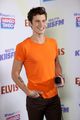 shawn mendes wears orange to show support for ending gun violence 09