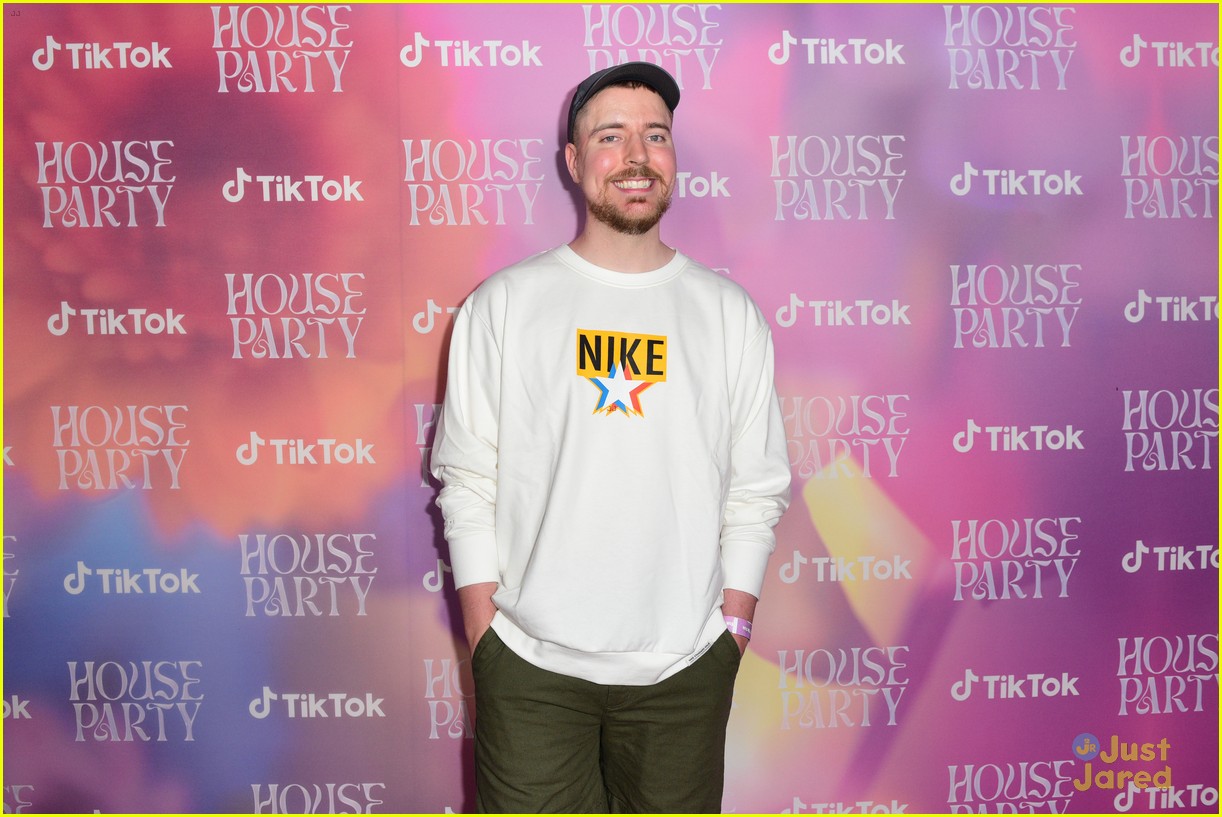 full-sized-photo-of-mr-beast-becomes-2nd-person-to-reach-100-million